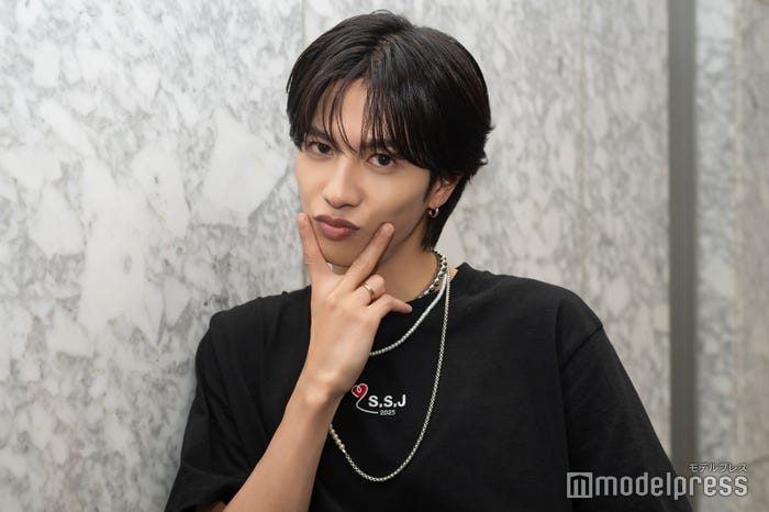 ギャルのような志尊淳(C)モデルプレス