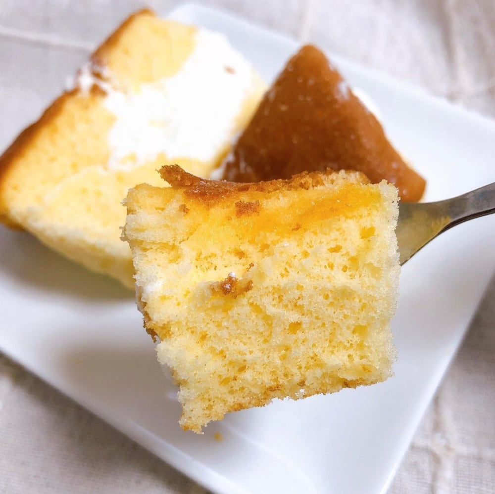 ローソンのミルクカステラをフォークで取っている写真