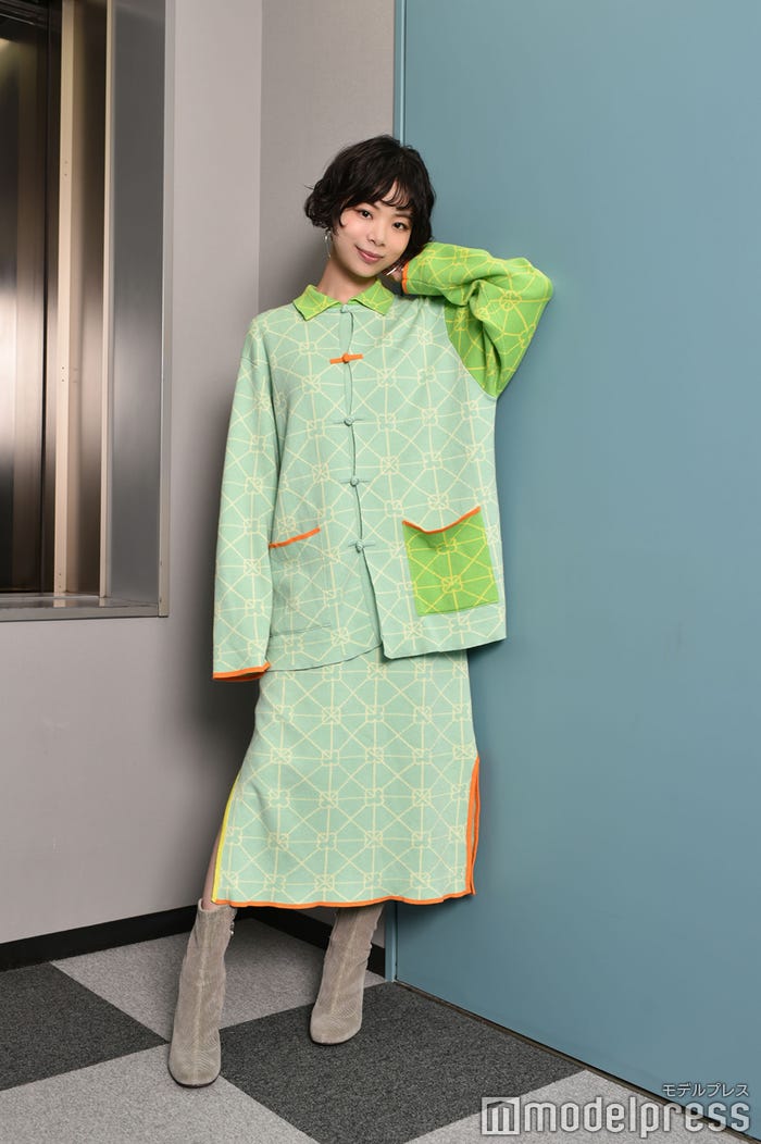 趣里/ワンピース¥48,400、ニットジャケット¥58,300(YANYAN/LYDIA)、ピアス¥30,800、リング¥30,800(ブランイリス/ブランイリス 東京店)、その他 スタイリスト私物/スタイリスト:中井綾子(crepe)(C)モデルプレス