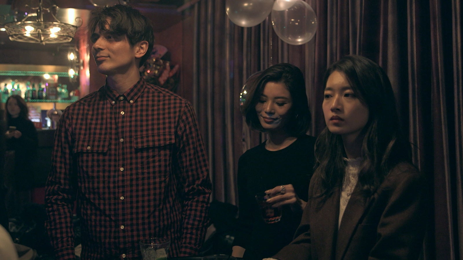 聴き入る至恩、聖南、安未「TERRACE HOUSE OPENING NEW DOORS」11th WEEK（C）フジテレビ／イースト・エンタテインメント