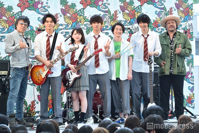 左より:世良公則、眞栄田郷敦、山田杏奈、佐野勇斗、森永悠希、鈴木仁、上江洌清作(C)モデルプレス