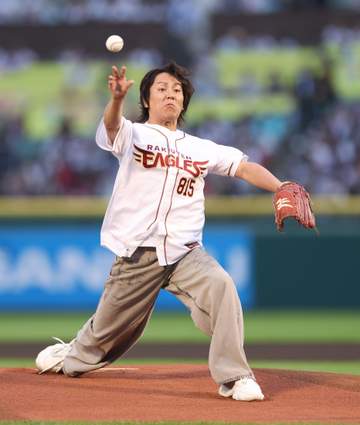 狩野英孝、ぎこちないマエケン体操→ワンバン投球 始球式に登場「今年もやってまいりました」