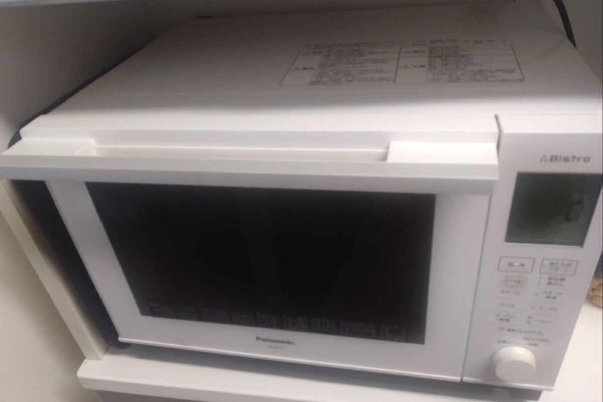 電子レンジの汚れは「チンするだけ」で超簡単 コップと水だけで、スルッと落ちて感動した…