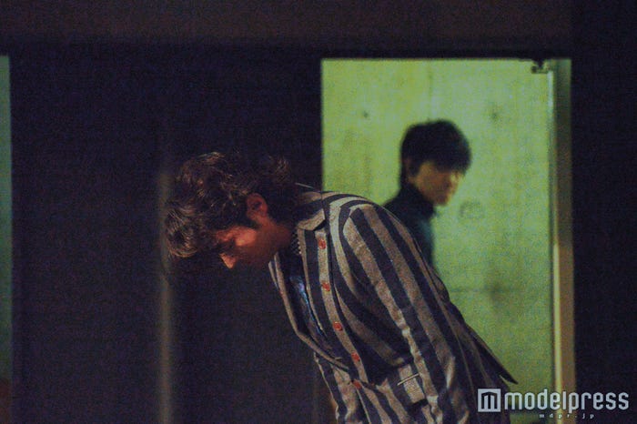 6年間続いたウシジマくん終幕で退場前に客席に向かって深々と頭を下げる山田孝之&見守る綾野剛(C)モデルプレス