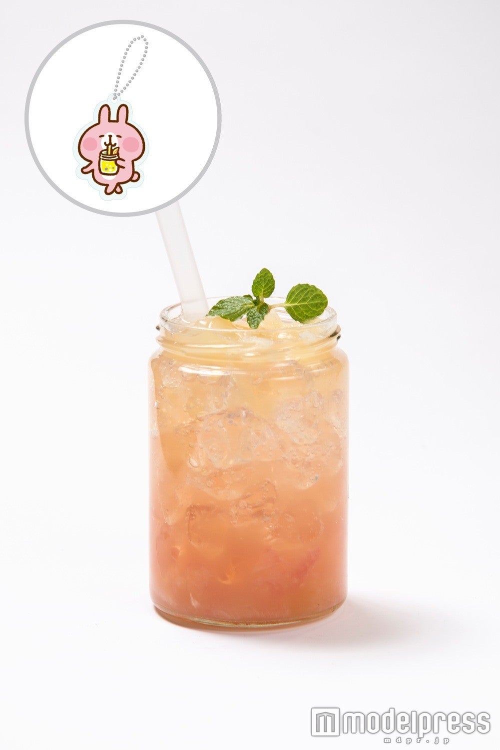 ぷるっと食感、2色のグレープフルーツが味わえるソーダ～オリジナルアクリルキーホルダーつき～￥1,000（税抜） （C）kanahei／TXCOM