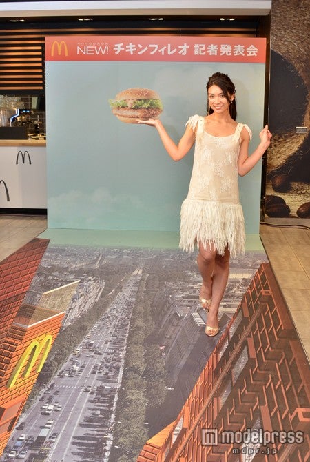 トリックアートで童心に返る秋元才加