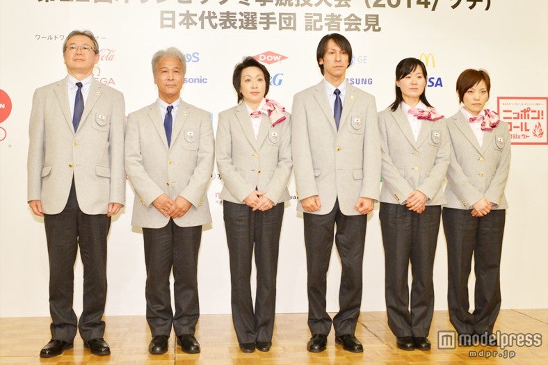 （左より）伊東秀仁総監督、古川年正副団長、橋本聖子団長、葛西紀明主将、田畑真紀副将、小笠原歩旗手