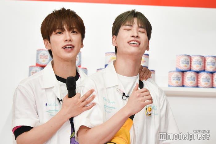 レインボーとのコントで上手く説明できず落ち込む金城碧海(右)と励ます河野純喜(C)モデルプレス