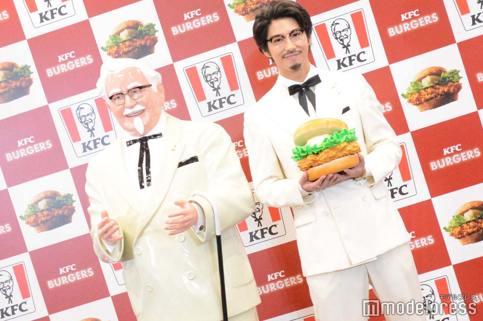 カーネル・サンダースと賀来賢人 （C）モデルプレス