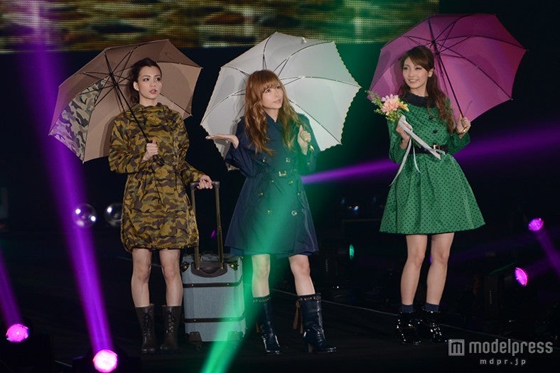 傘を差して登場（左より）初音、益若つばさ、本谷紗己
