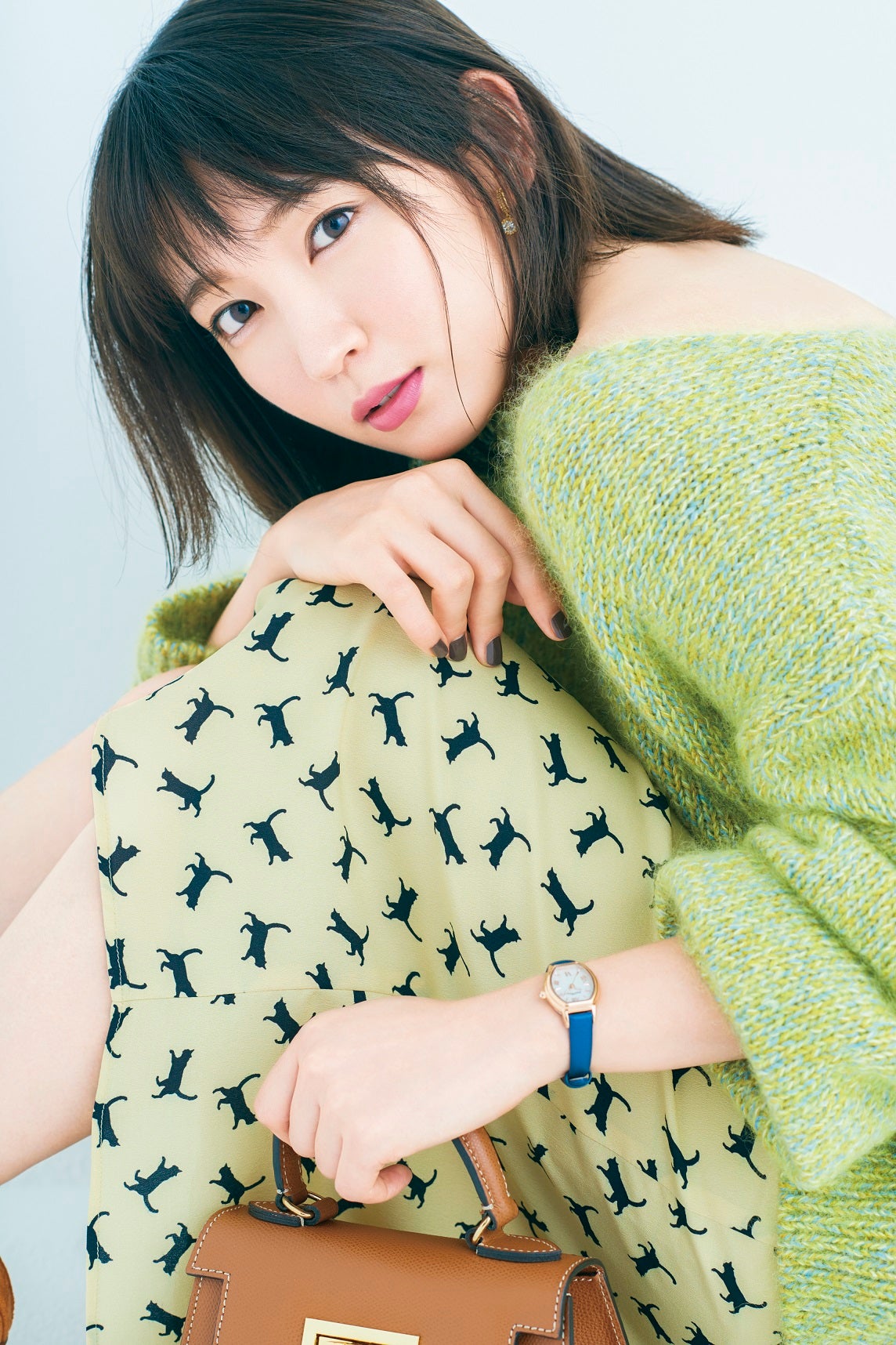 吉岡里帆、背中チラ見せにドキリ　“抱きしめたくなる”ニット着こなす