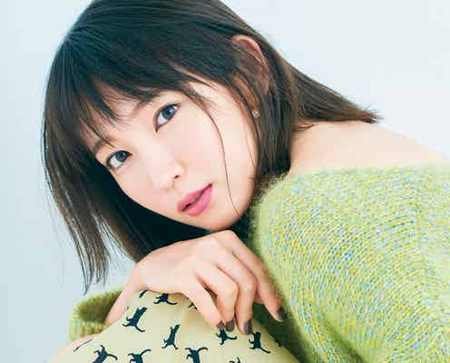 吉岡里帆、背中チラ見せにドキリ “抱きしめたくなる”ニット着こなす