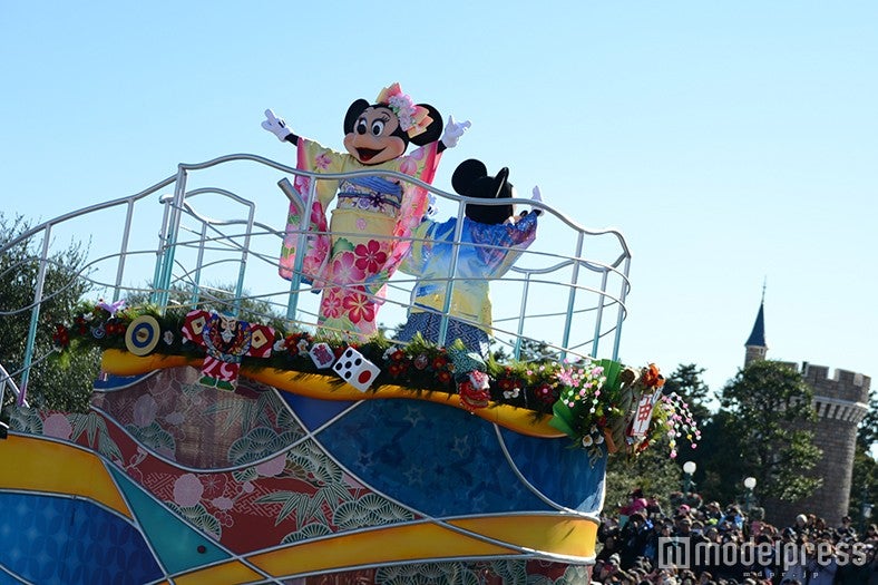 着物をまとうミニー（C）モデルプレス