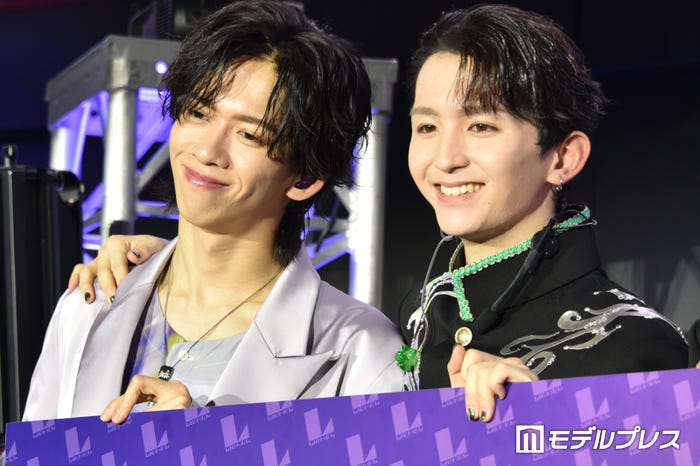 肩を組む“リョガミロ”リョウガ、高岡ミロ(C)モデルプレス