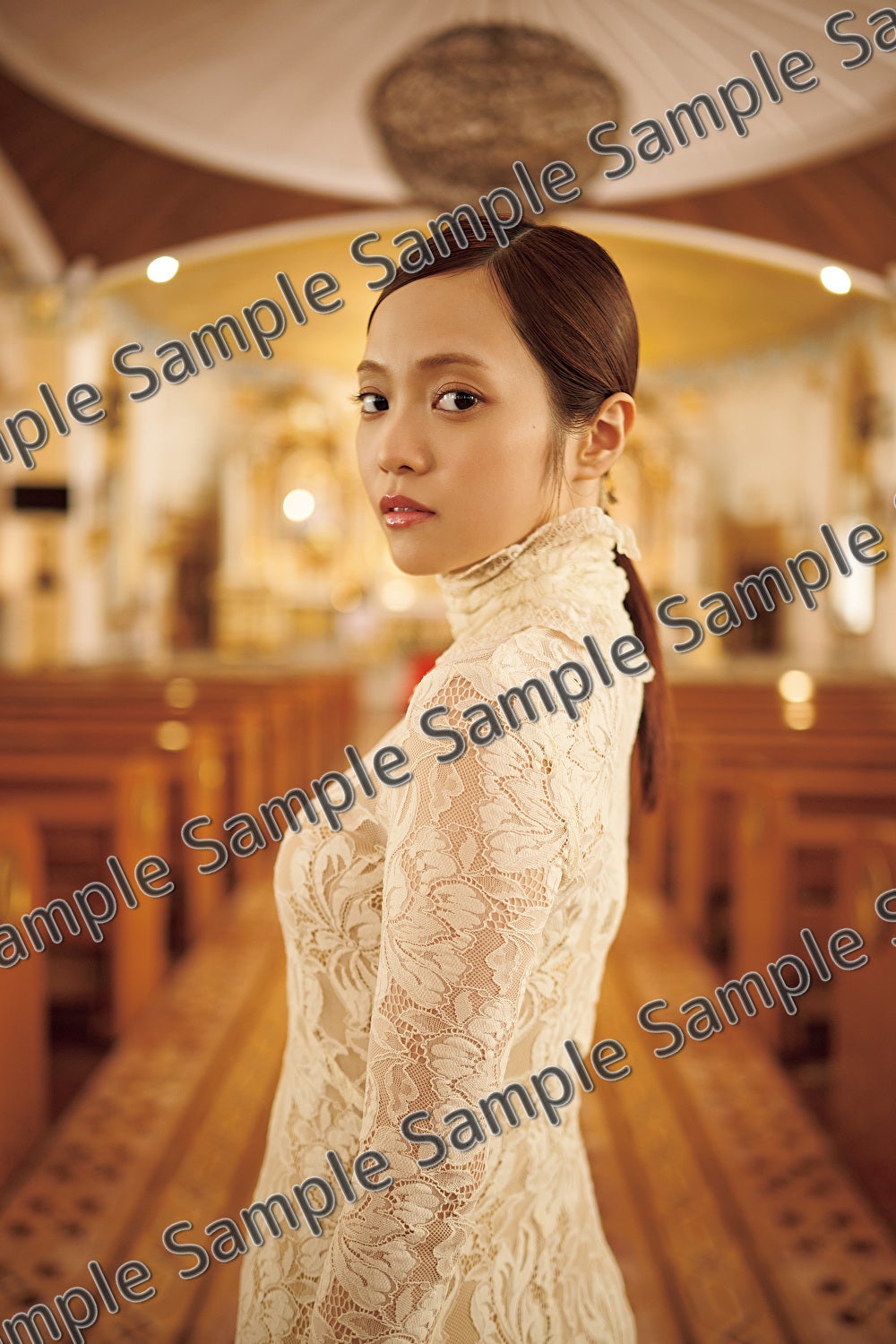 宮田愛萌、セブの海・ナイトマーケットで素の表情 1st写真集特典解禁