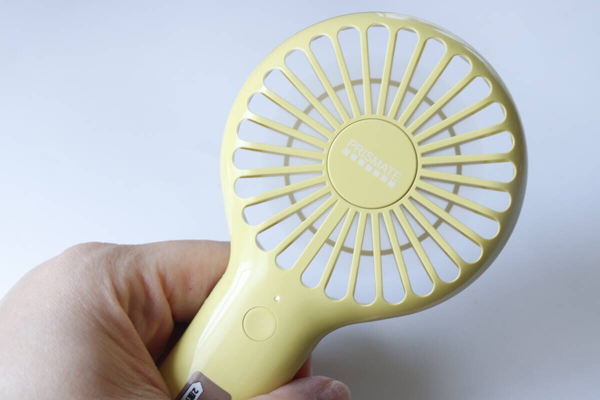ダイソー　充電式スリムハンディファン
