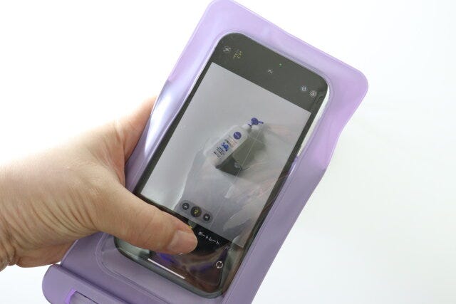 ダイソー　水に浮くスマートフォン防水ケース（パープル）　撮影