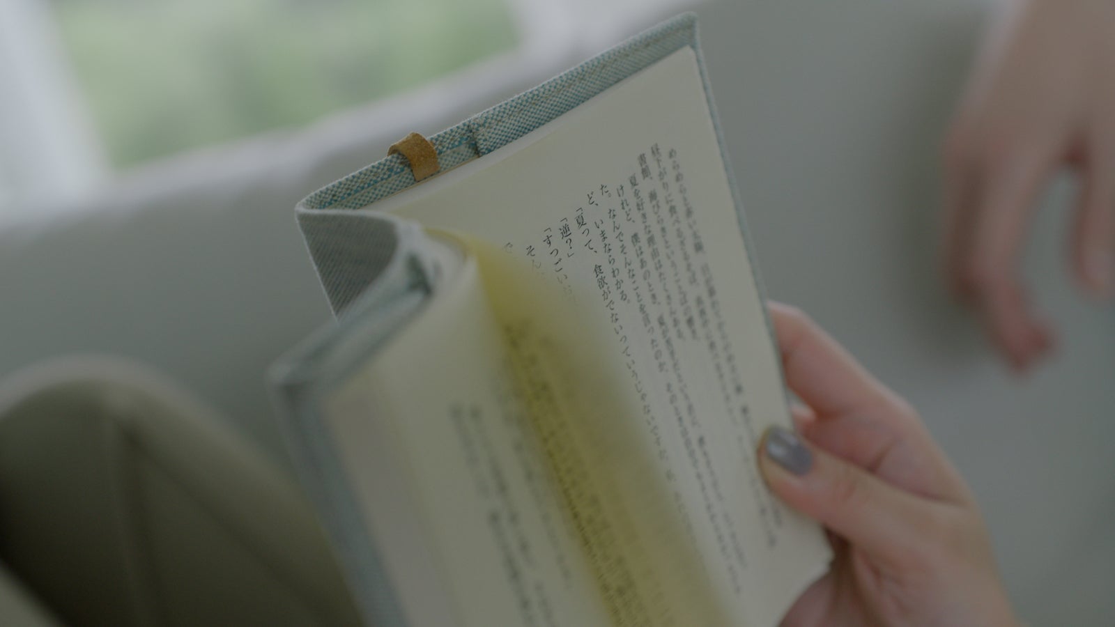 新TVCM「リッチクリーンTeeは、まちがいない服。海の見える部屋篇」より（提供写真）