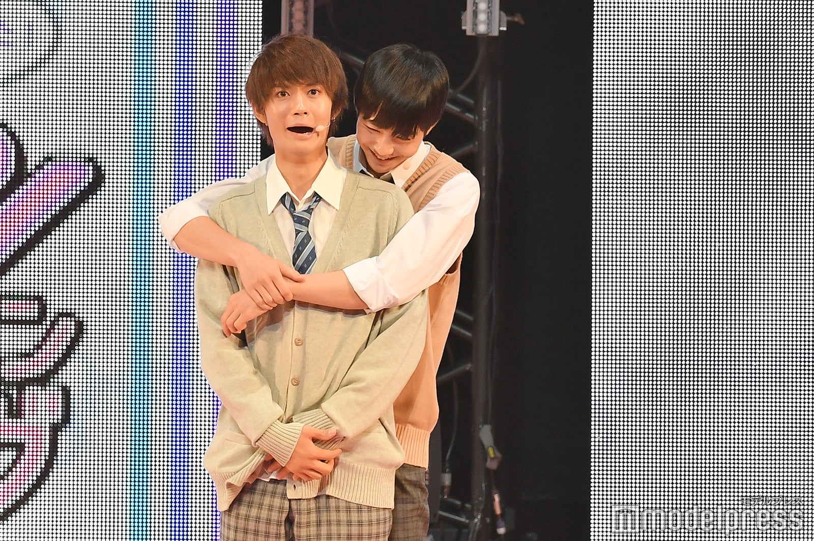 念願のバックハグにこの表情 （C）モデルプレス