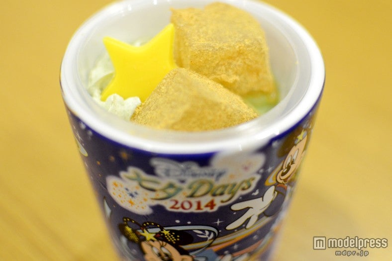 わらび餅と黒蜜のムース、七夕限定のスーベニアカップ付き