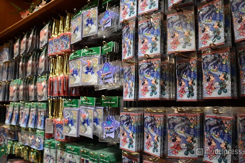 七夕デザインのグッズが並ぶ店内