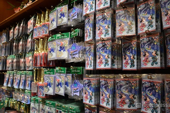 七夕デザインのグッズが並ぶ店内