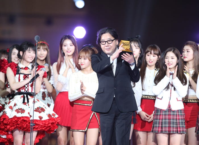 「2017 MAMA in Japan」にて「Inspired Achievement 賞」を受賞した秋元康氏(C)AKS