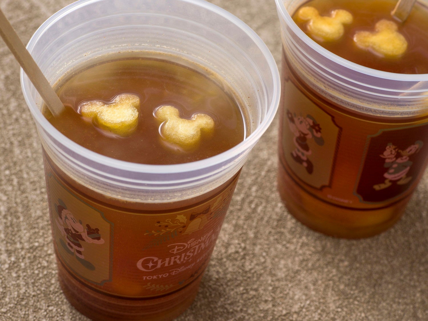 ホットアップルジンジャードリンク600円（C）Disney