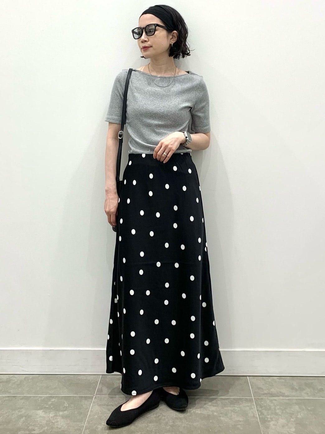 グレーのTシャツを合わせてモノトーンコーデにまとめて 出典:StyleHint