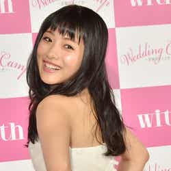 カメラマンの要望に応え、照れながら背中を披露する石原さとみ