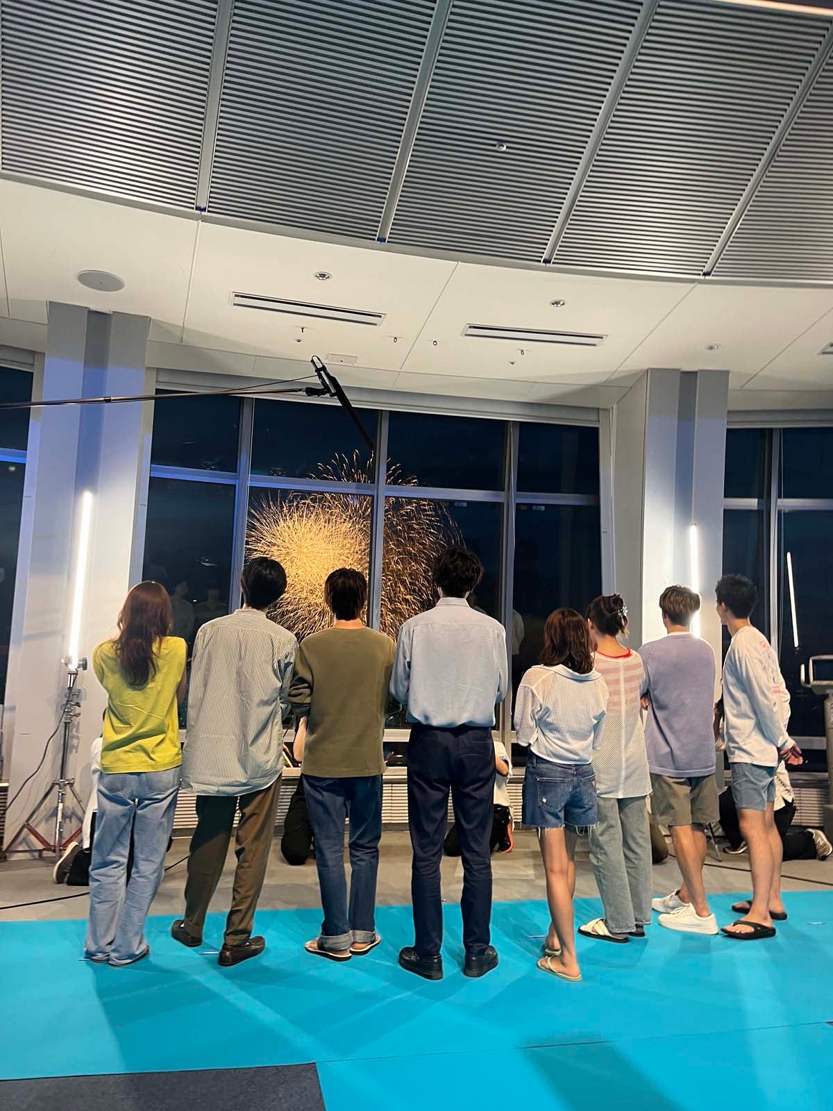 花火を見る「真夏のシンデレラ」キャスト（C）フジテレビ