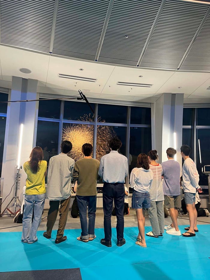 花火を見る「真夏のシンデレラ」キャスト(C)フジテレビ