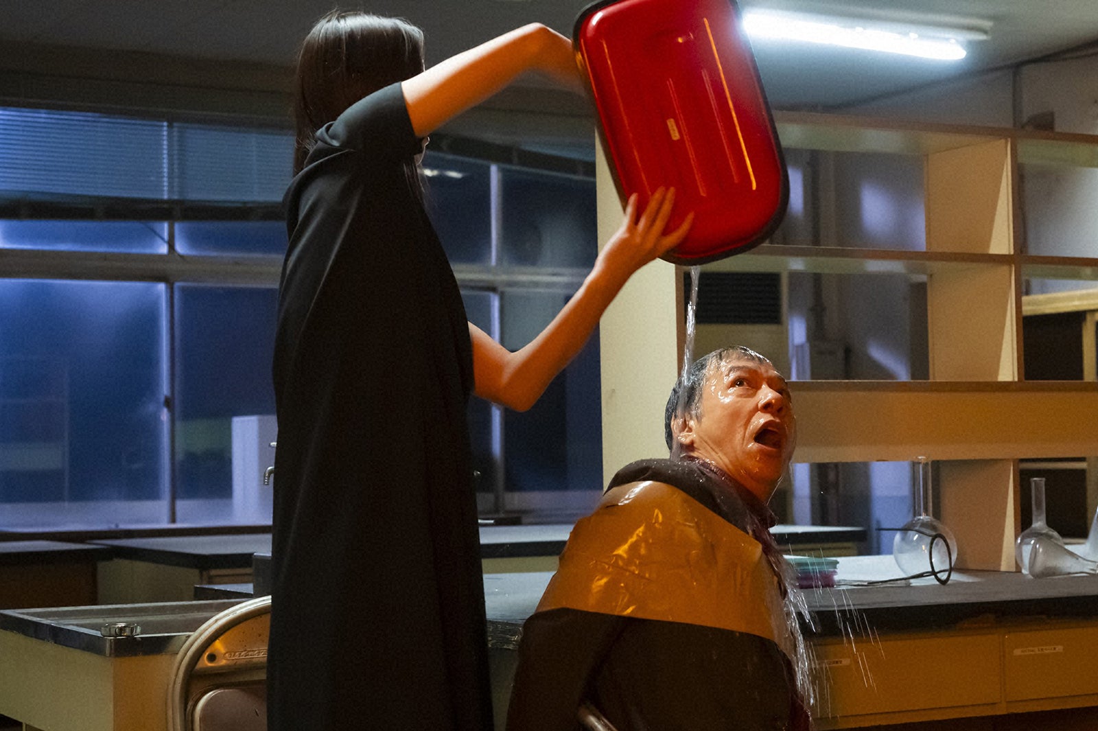 佐々木希、板尾創路「地獄の果てまで連れていく」第2話（C）「地獄の果てまで連れていく」製作委員会