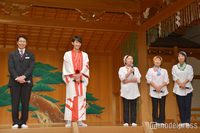 新潟ライスガールズ(右)に「イケメン」と褒められ照れる杉野遥亮 (C)モデルプレス