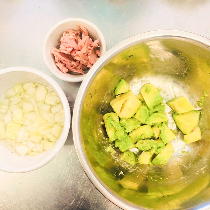 手順1:アボガド、玉ねぎ、トマトを切る/画像提供:柏原歩