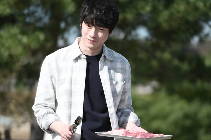 坂口健太郎/「婚姻届に判を捺しただけですが」第3話より(C)TBS