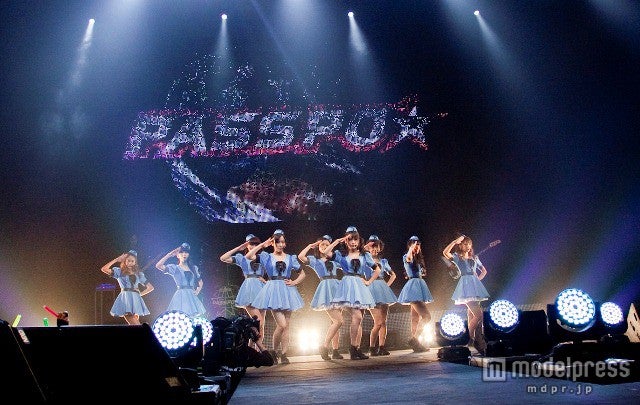 キャビンアテンダントをイメージしたブルーの衣装で幕開け。