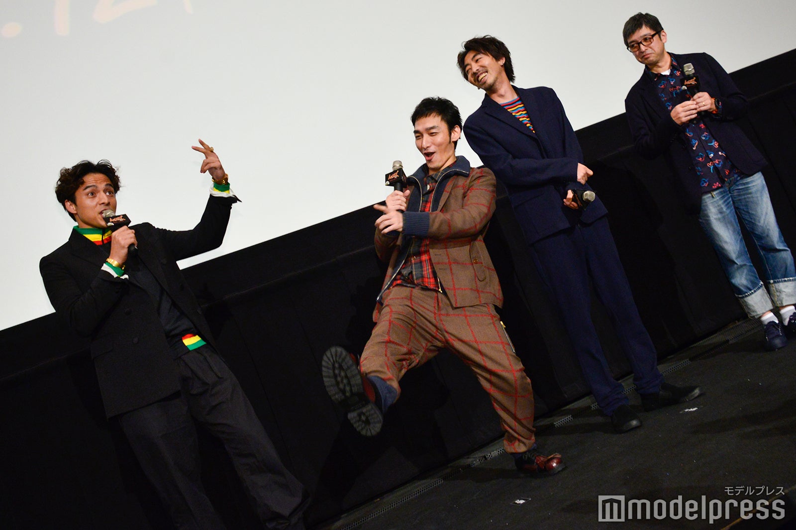 即興ラップでノリノリの満島真之介、草なぎ剛、それを見守る柄本時生、西見祥示郎監督 （C）モデルプレス