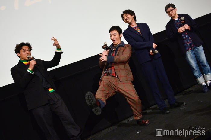 即興ラップでノリノリの満島真之介、草なぎ剛、それを見守る柄本時生、西見祥示郎監督 (C)モデルプレス