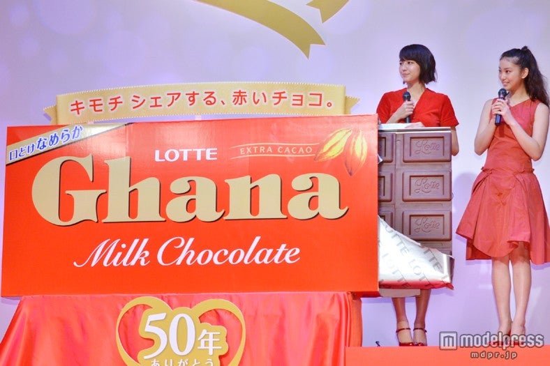 巨大なガーナチョコを前にする長澤まさみ（左）と武井咲（右）