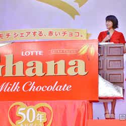 巨大なガーナチョコを前にする長澤まさみ(左)と武井咲(右)
