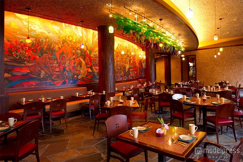 古代ハワイで行われていた収穫祭「マカヒキ祭」をモチーフにした絵画やオブジェが飾られた店内