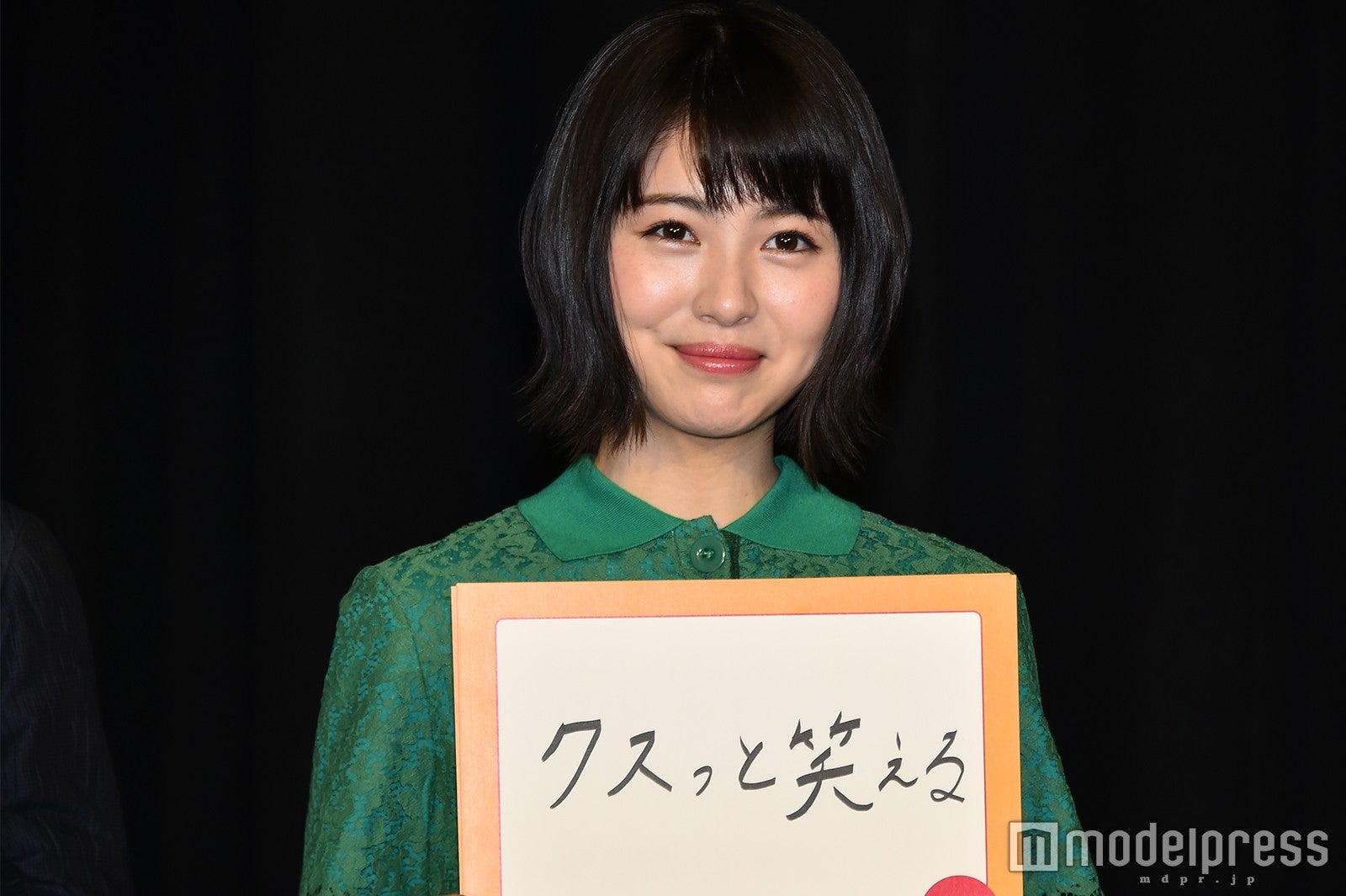 自身の番組をアピール／浜辺美波 （C）モデルプレス