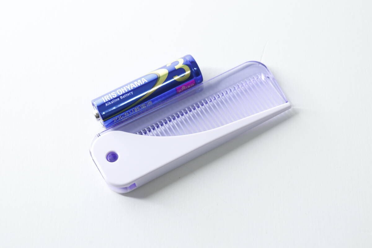 ダイソーの折りたたみコームと単三電池を並べて大きさを比較