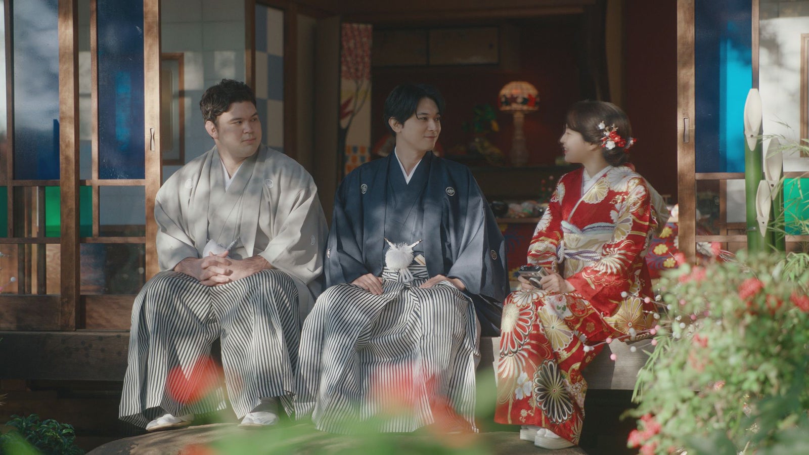 ウルフ・アロン、吉沢亮、広瀬すず／「お正月を写そう 2022 チェキ・エモい写真」篇より（提供写真）