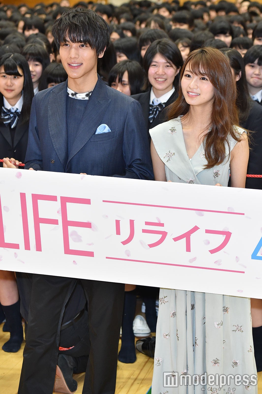 中川大志、岡崎紗絵 （C）モデルプレス