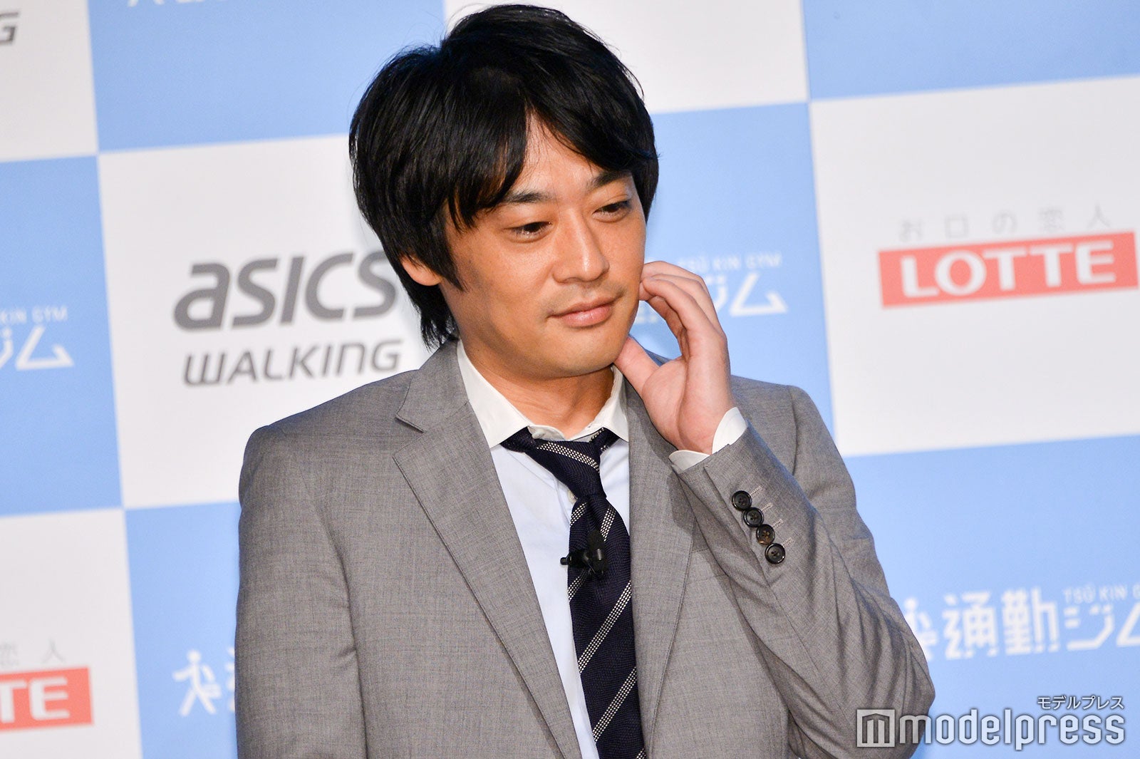 ガムの噛み方のレクチャーを受ける村上健志 （C）モデルプレス