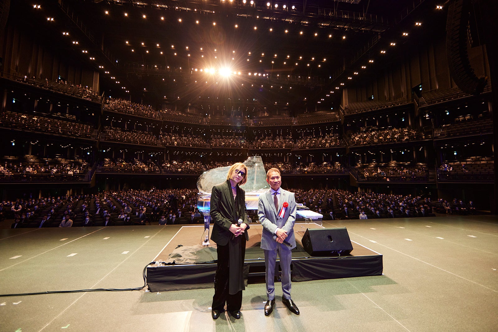 （左）YOSHIKI（提供画像）