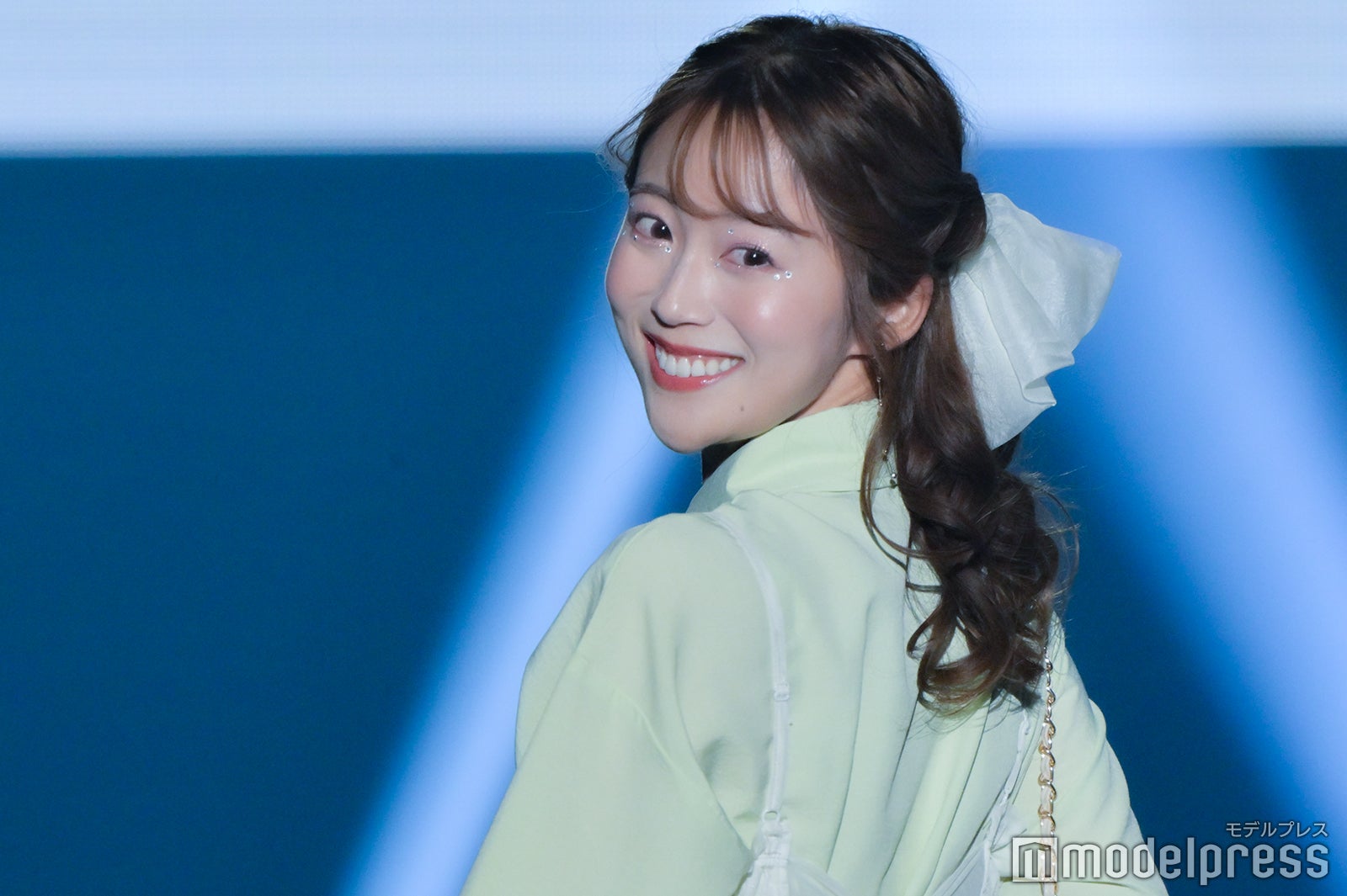 静岡第一テレビ澤井志帆アナ、ミニスカからスラリ美脚 淡色コーデで登場＜TGC しずおか 2024＞