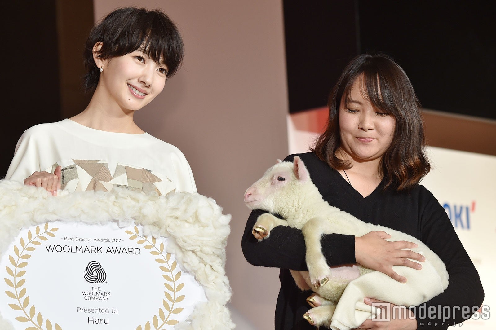 波瑠の受賞を羊さんもお祝い （C）モデルプレス